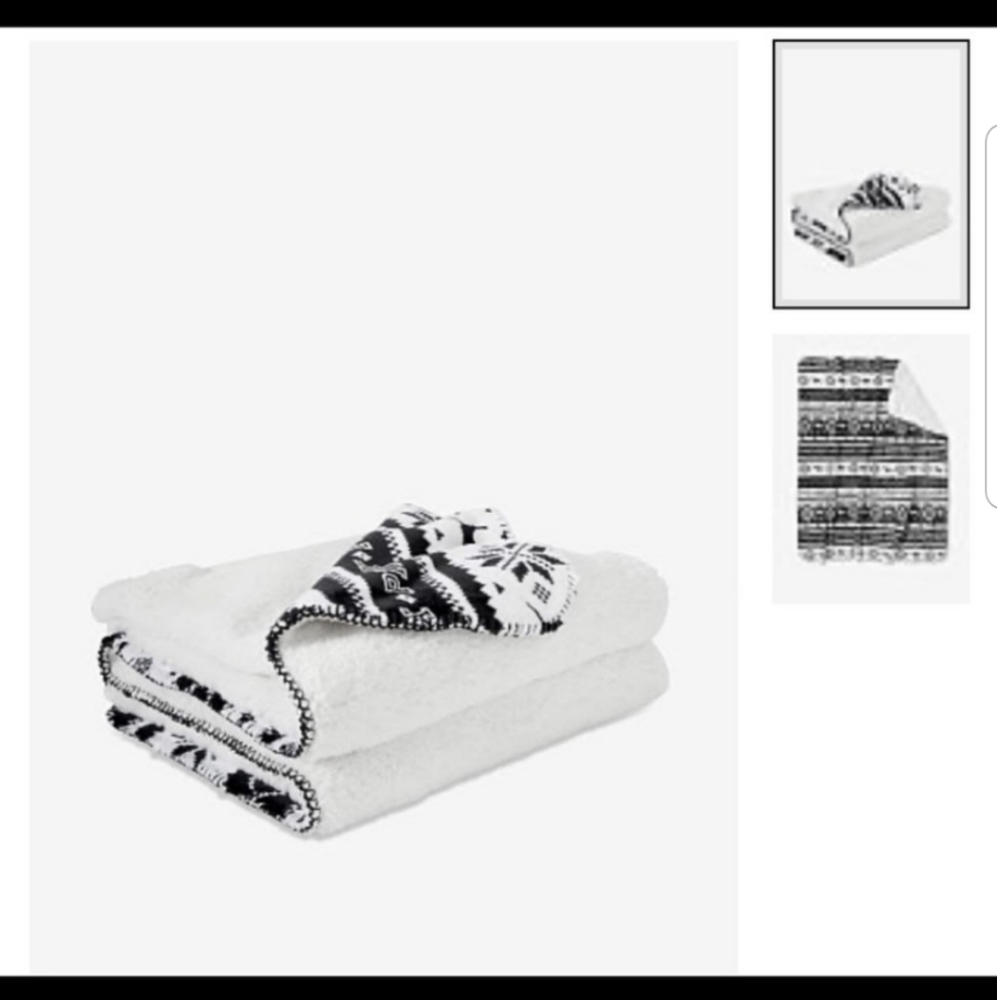 💗 NWT- VS Pink thick sherpa blanket - Picture 3 of 3